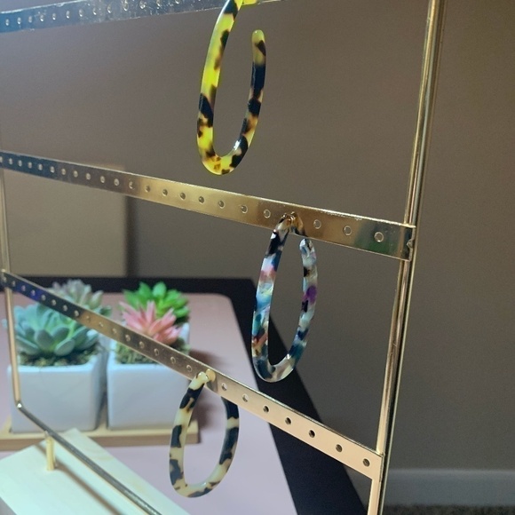SALE💚 any 3 for $18 💚
U Shape Acrylic Tortoise Hoops Earrings - Picture 1 of 5